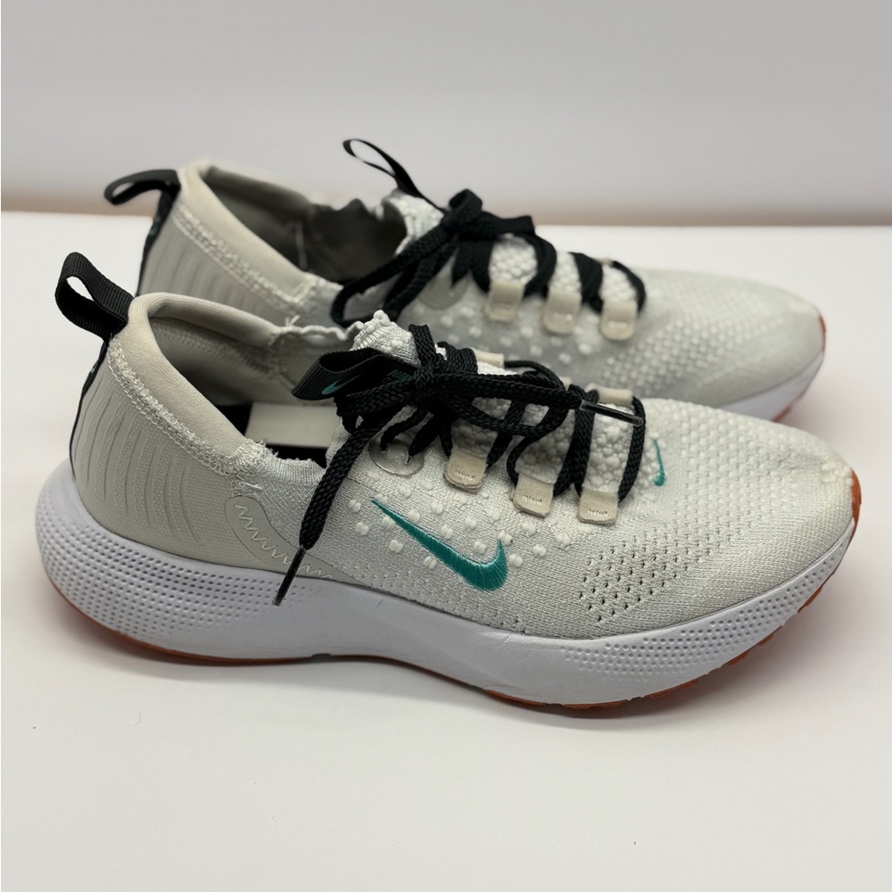 Nike Womens Sneakers React Escape Run Flyknit woman’s  Size 9